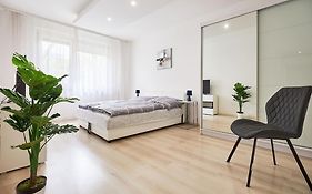 Zoe Apartman, Koezponthoz Koezel